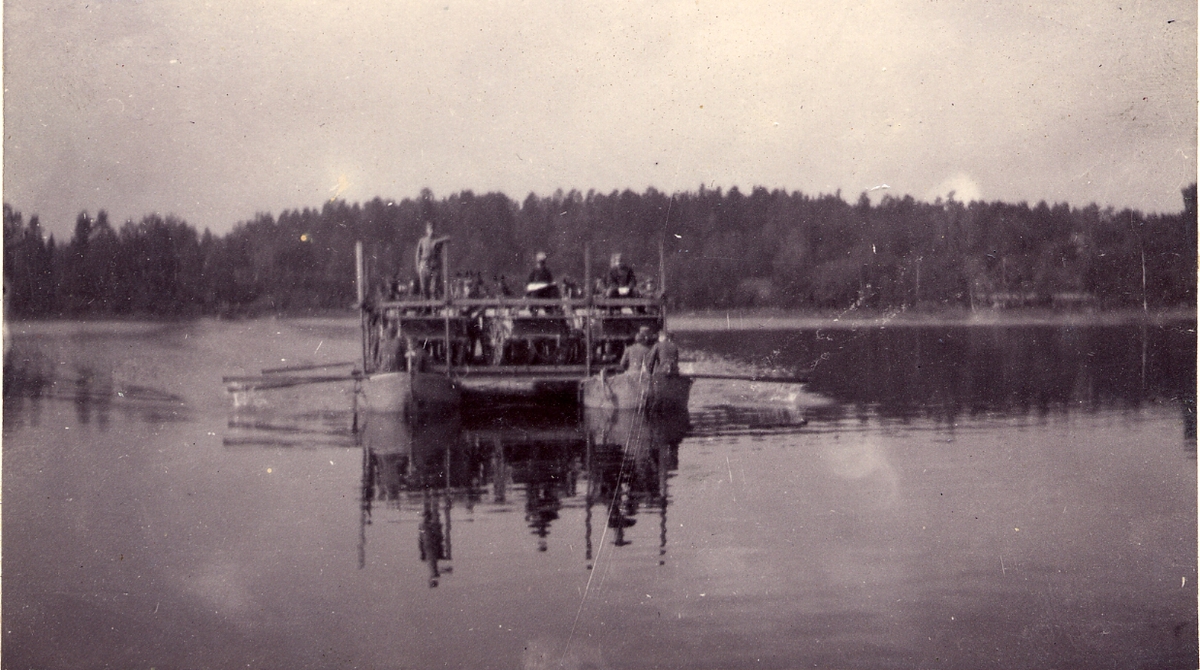 Fortifikationen skeppar vagnar över vattendrag mellan Bollstanäs och Skällnora 1902.