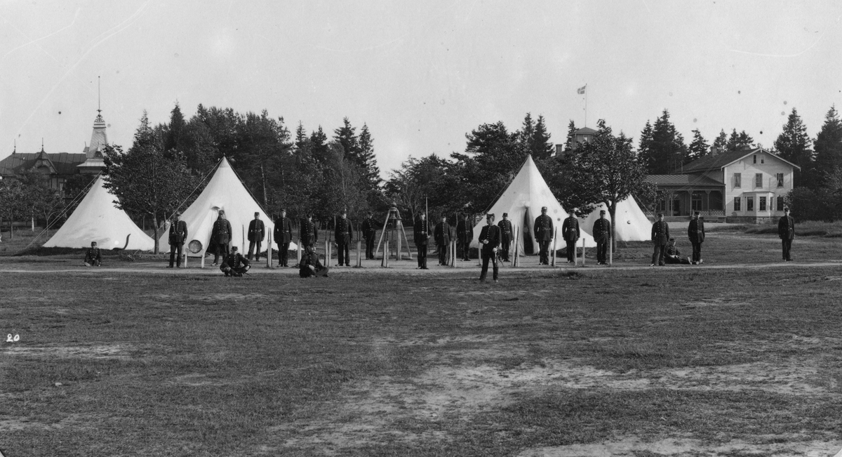 Soldater ur Älvsborgs regemente I 15 uppställda utanför tält på Fristad hed.