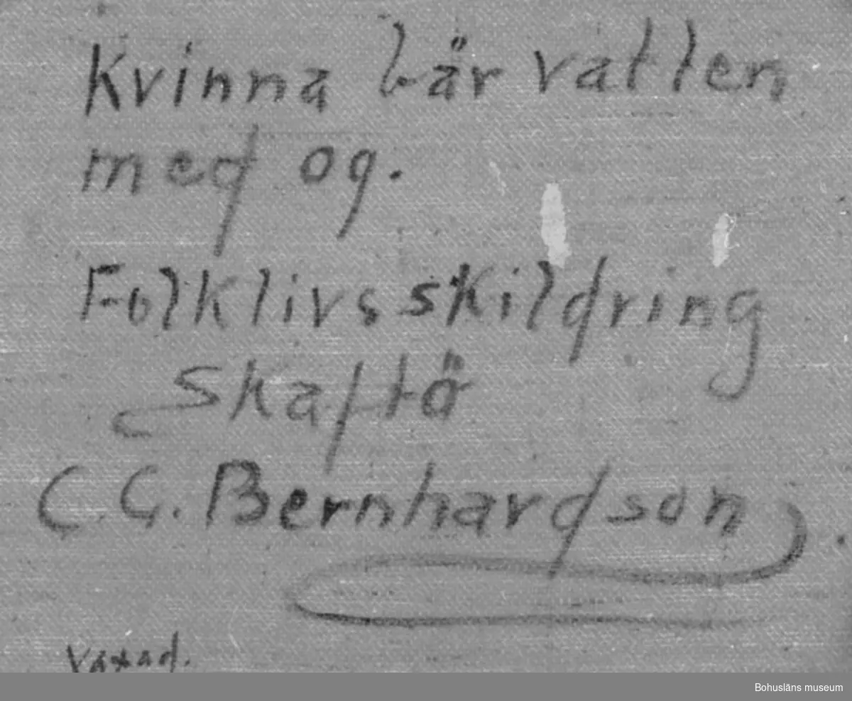 Baksidestext: 
"Kvinna bär vatten med og.
Folklivsskildring Skaftö
C.G. Bernhardson.
Vaxad."

Ordförklaring: Og = ok, e vänna vÃ¡n = en vattenhämtning. Dialektala uttryck.

Litt.: Bernhardson, C.G.: Bohuslänskt folkliv, Uddevalla, 1982, s. 220. Titel i boken: Oget å e vänna vÃ¡n.

Övrig historik se CGB001.