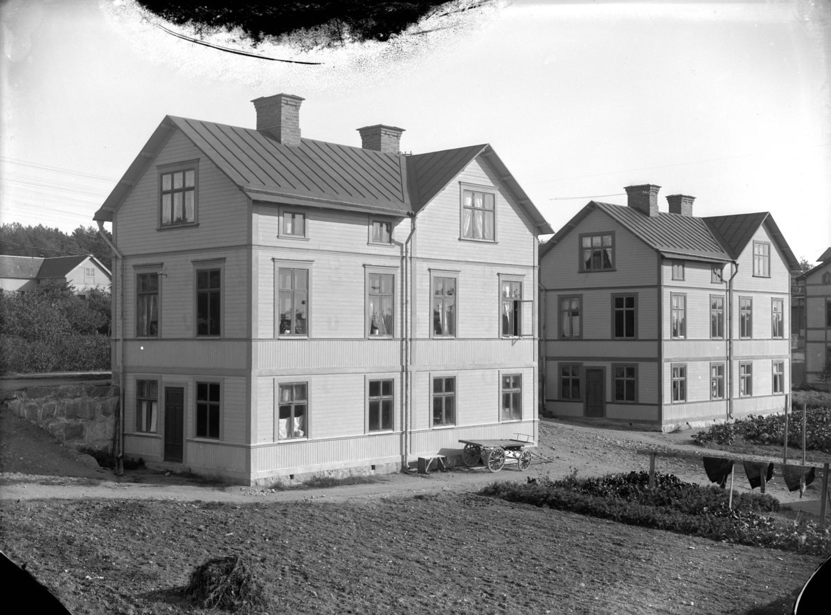 Jordägare K. E. Karlssons gård Fannagatan 39 (t.v.) och skomakare J. A. Johanssons gård Fannagatan 37 (t.h.), Enköping, vy från väster, tidigast 1901.