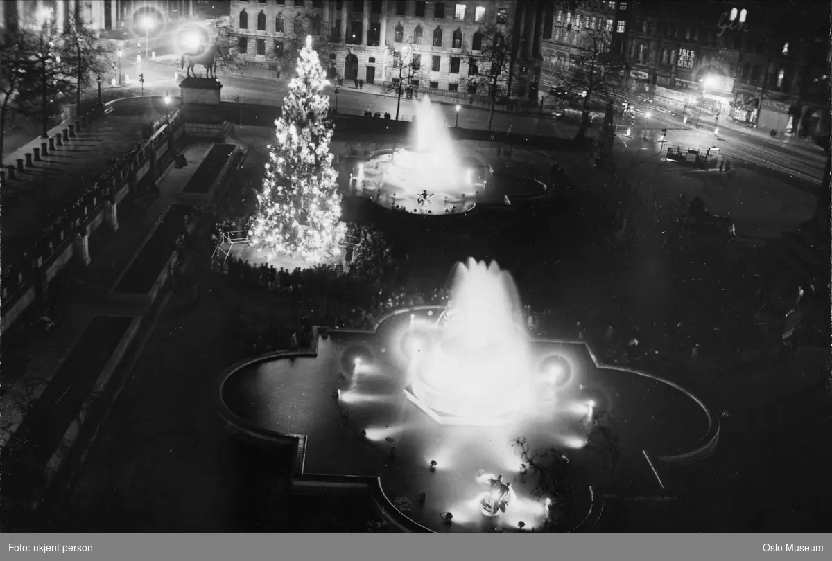 Trafalgar Square, plass, juletre, fontene, kontorbygninger, South Africa House, nattemørke