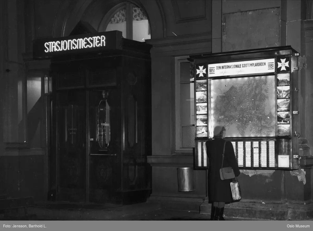 Østbanestasjonen, dør til stasjonsmesters kontor, reklame for Den norske godtemplarorden, elektrisk kart, kvinne, natt