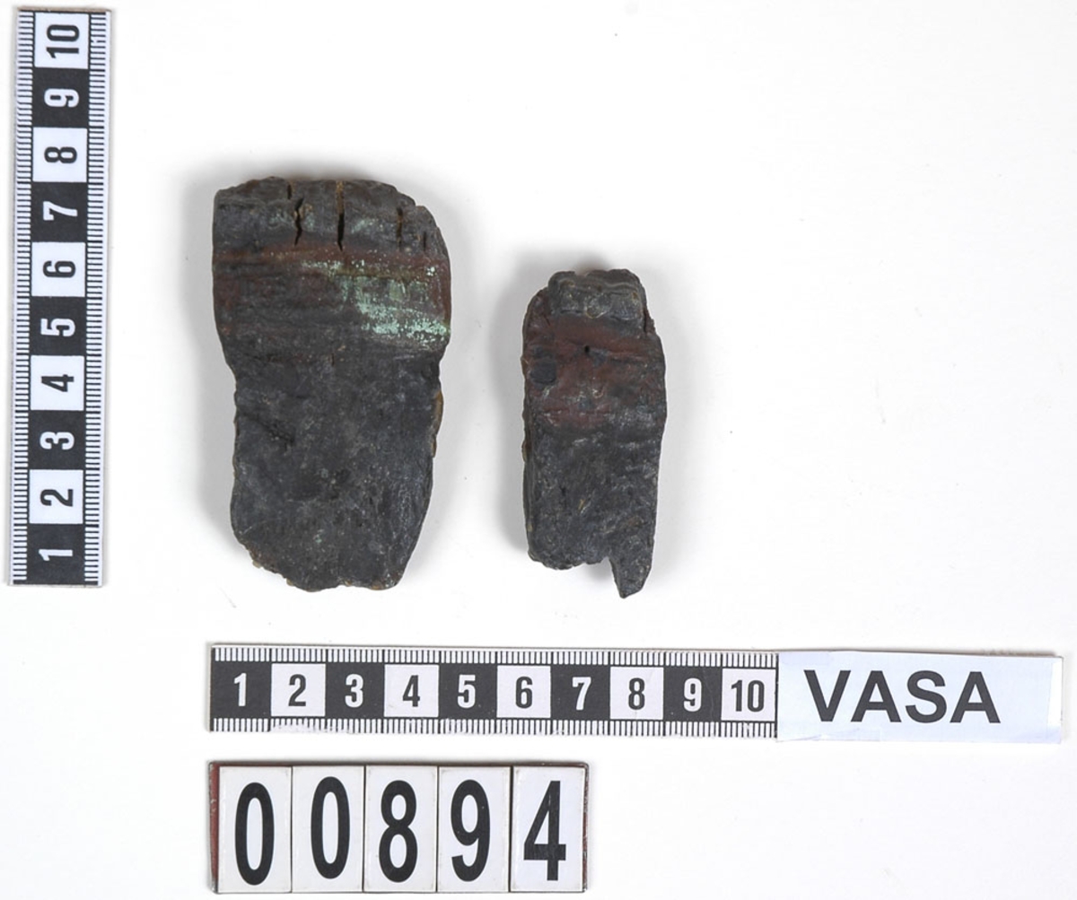 Två fragment, troligen till en svarvad flaska. Båda bitarna är spruckna och slitna, samt har tydligt profilerade mynningskanter.