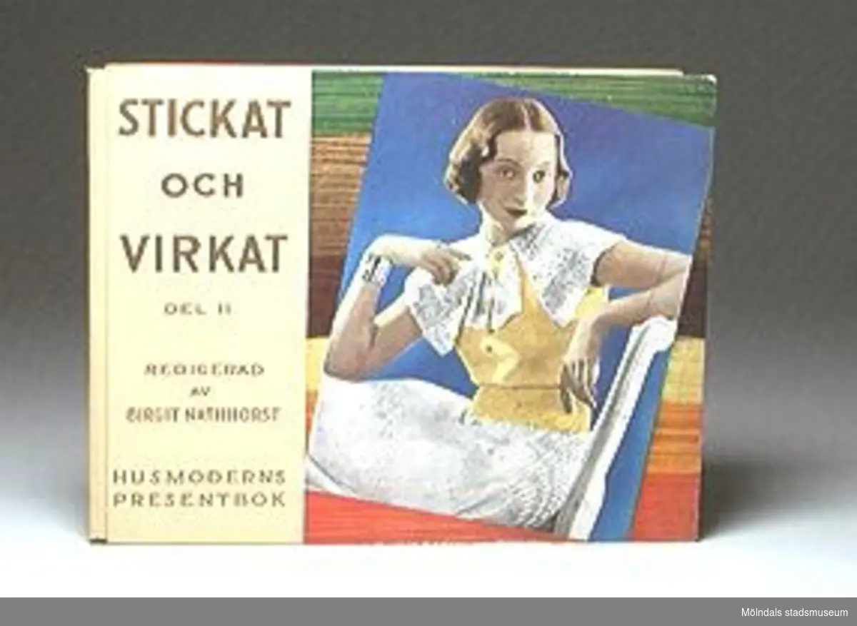 Boken heter: Stickat och virkat, del 2. Redigerad av Birgit Natuhorst. Husmoderns presentbok.Föremålet förvärvat från Anna Svensson genom Gösta Wickström.