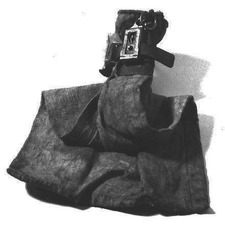 Postsäck av väv. Säcken kunde förslutas med ett lås av
metallupptill, en läderrem drogs åt runt säckens "hals" och
förseglades medlåset.