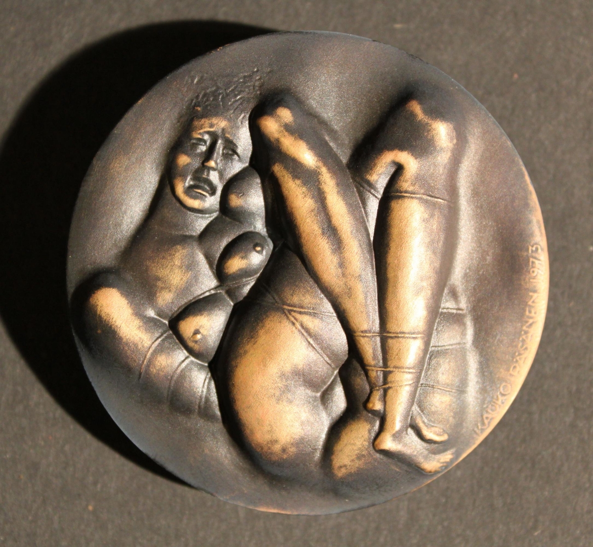 Minnesmedalj i brons, rund, över Vilhelm Moberg (1898 -1973).
Medaljen är skulpterad av Kauko Räsänen och har nummer433/2000.
Åtsidan visar ett porträtt av Moberg och text enligt MRK.Frånsidan
visar en kvinnogestalt bunden av kraftiga rep,symboliserande Mobergs
fatalistiska livssyn. Äkthetsintyg och etui avblästrad furu medföljer.