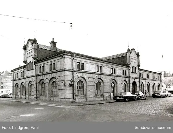 Tullpaviljongen på andra sidan Strandgatan från Tullkammaren (Sjög1) räknat. och Tullpackhus på andra sidan Sjögatan från Tullkammaren räknat. Båda byggnaderna revs i årsskiftet 1964-1965 för att ge plats för E4.