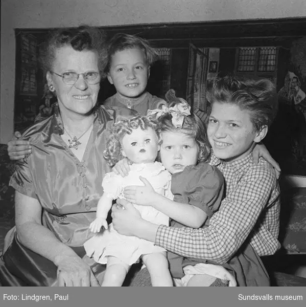 "Svensk-amerikanska i Juniskär."  Elinore Solin (senare Palm) med barnbarnen Tord, Gunhild och Ove Hult.