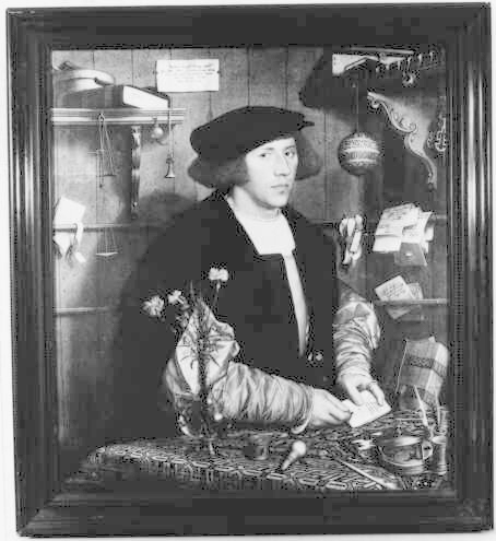 Reproduktion av oljemålning målad av Hans Holbein d.y.,
föreställande köpmannen Georg Gisze, målad 1532. Köpmannen klädd i
svart barett och svart och rosa dräkt står med ett brev i handen vid
bordet i sitt kontor och avtecknar sig mot en grön vägg vars hyllor
är fulla med föremål. Öppnade brev är fastsatta över slåar i väggen.
På bordet en vas med "den symboliska nejlikan". Mörkbrun profilerad
träram, 90 mm bred. Originalet tillhör Hans Holbeins mest kända
målningar och finns i Berlin-Dahlem.