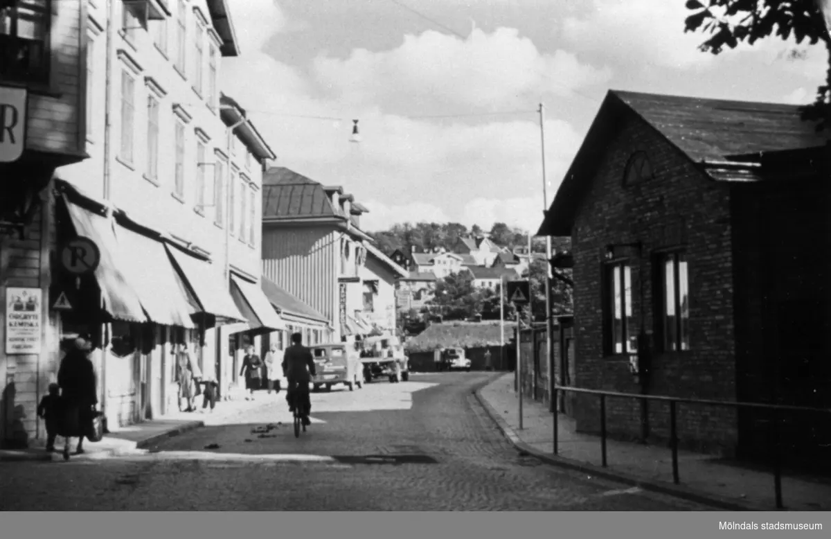 Kvarnbygatan i Mölndal utanför Papyrus port år 1954.