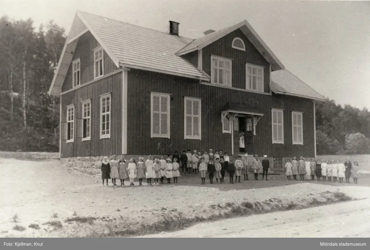 Flickor och pojkar framför Sinntorpsskolan i Lindome.
