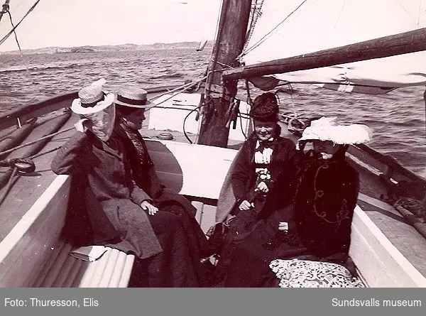 Kvinnor ombord på segelbåt i Lysekil.