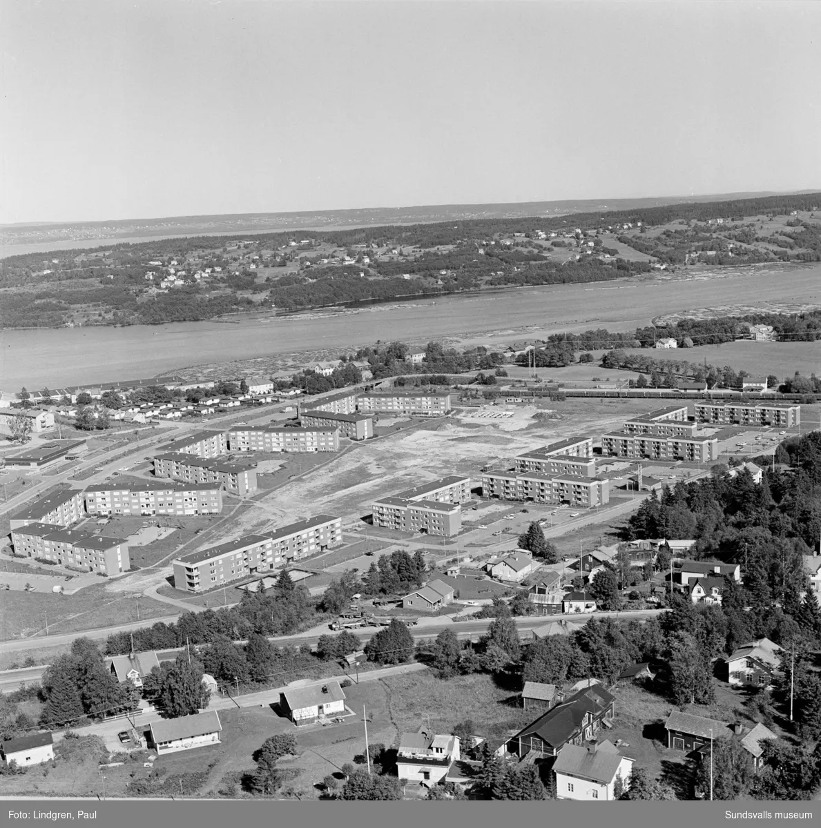 Flerbostadshus vid Johannedalsvägen och Hammarvägen i Sundsbruk, 1970. Svenska Riksbyggen uppförde på 1960-talet bostadsrätter i trevånings lamellhus vid Johannedalsvägen (Skönshus nr 1) och AB Skönsbergsbyggen uppförde hyresrätter vid Hammarvägen.