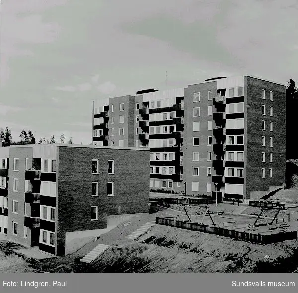 Flerbostadshus i kv Kokaren 6, Korstavägen 2 - 4. Dessa bostadsrätter uppfördes 1970 - 1971 för HSB, ritade av arkitekt Bengt Lekhammar, Sundsvall.