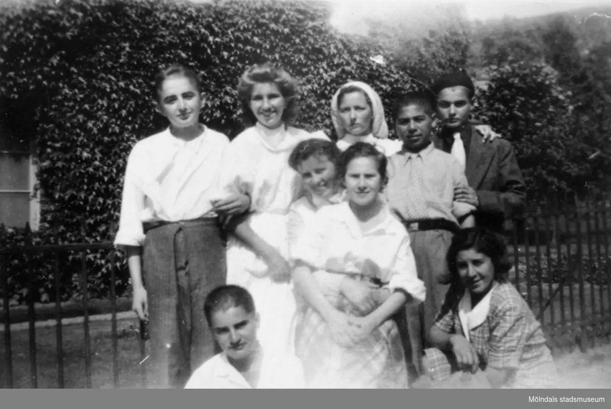 "Karantänsförläggning" på Kvarnbyskolan för överlevande från koncentrationsläger i Tyskland och Polen 1945.  
Skolan fungerade under denna sommar som beredsskapssjukhus.
 
En gruppbild på tre pojkar, tre flickor och tre sköterskor.