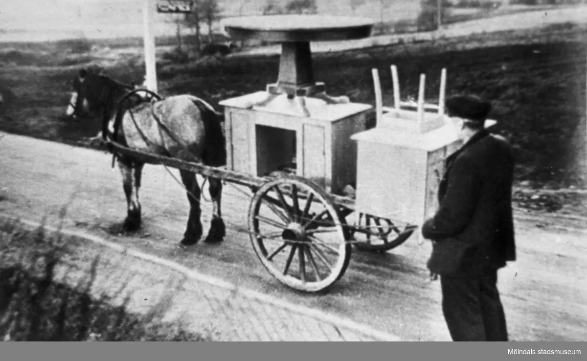 Vagn lastad med möbler som dras av en häst "möbelfora" i Hällesåker. Mannen heter Axel Zackrisson.