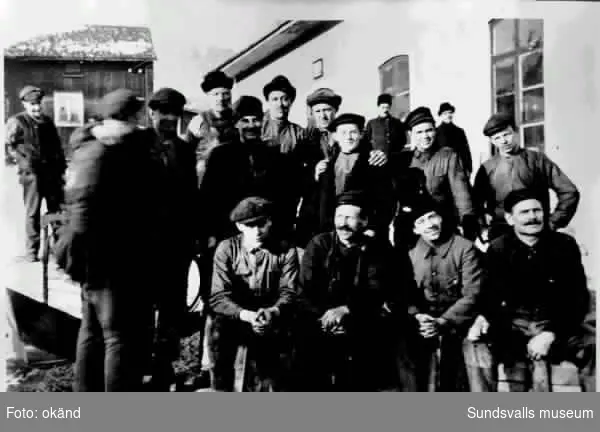 Verkstadsarbetare och reparatörer utanför verkstaden i Svartvik 1920. man från höger i andra raden är Karl Holmström f 1904-04-25