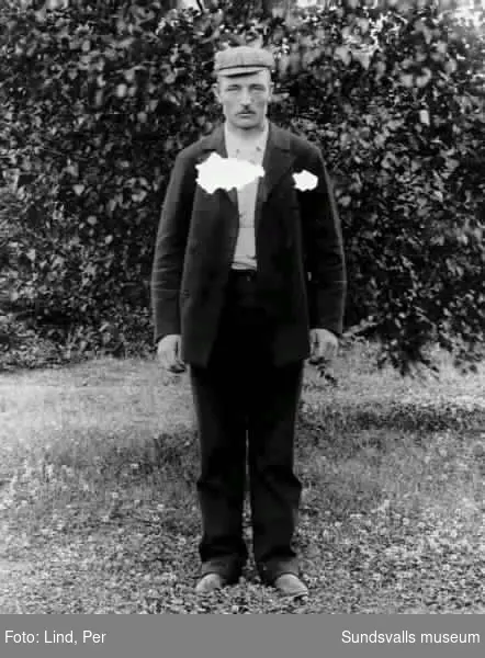 Alby 1898. En man med keps.