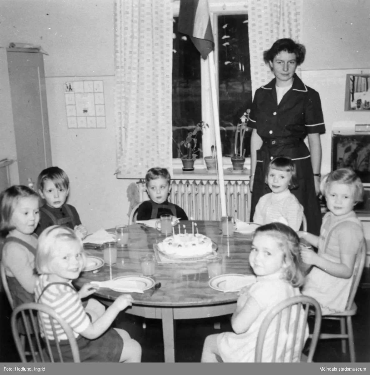 Bosgårdens barnträdgård 1938-1945. Flera barn som sitter runt ett bord med en tårta på.