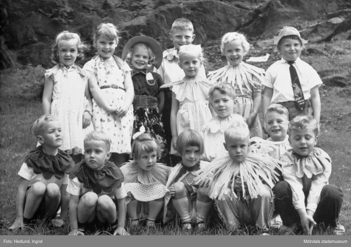 Bosgårdens barnträdgård 1938-1945. Barn, utklädda till blommor, står uppställda utomhus.