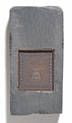 Patris av bildstans, pressad i koppar och fäst i blyfot för 24 skilling banco frimärken. Denna kliché tillhör den upplaga av eftertryck som gjordes 1868 och 1885. Den ordinarie kurseringstiden för dessa frimärken var 1855-1858. Frimärkena trycktes i mörkröd färg.