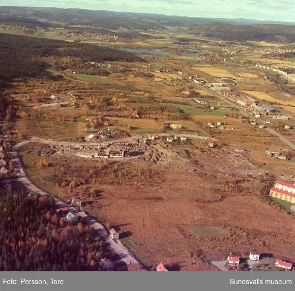 Flygfotografi över stadsdelen Nacksta som är under uppförande, 1967. I centrum det som ska bli bostadshuset Nackstavägen 25.