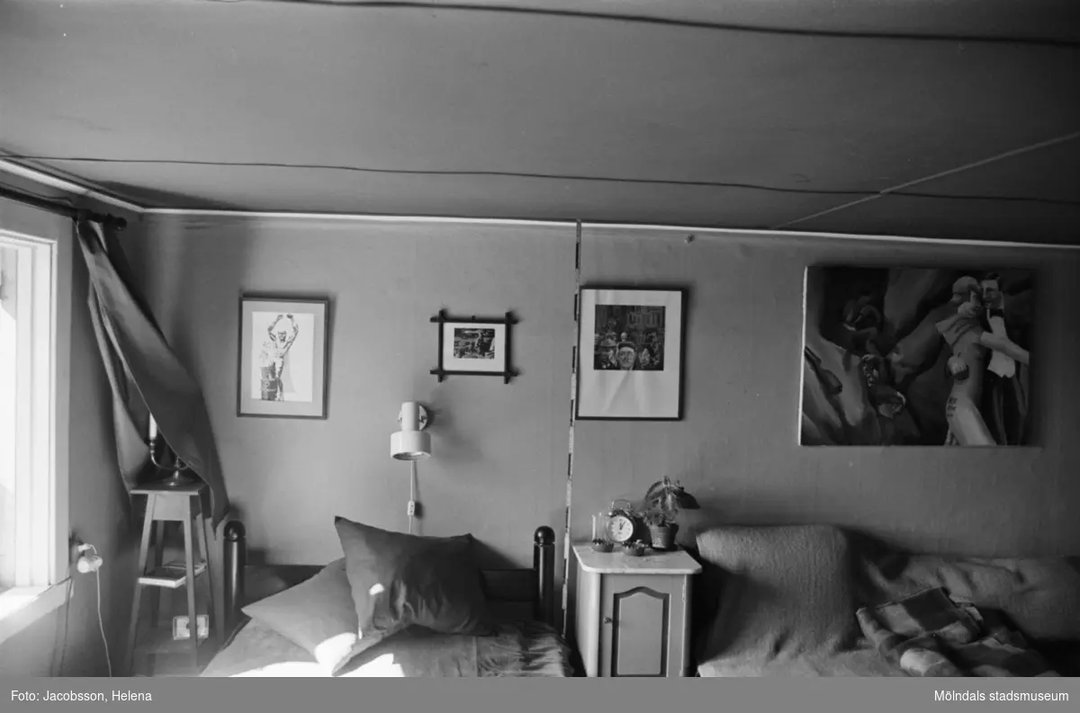 Bostadshus Roten M 10, okänt årtal. Interiörbild av ett rum med bl.a en soffa och en säng.