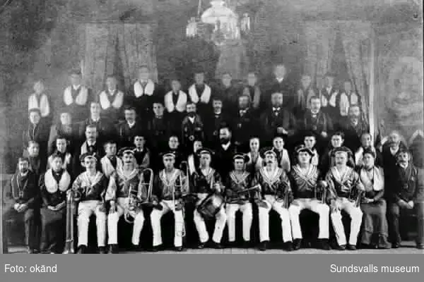 Stockstrands hornmusikkår tillsammans med medlemmar ur nykterhetsloge 1893