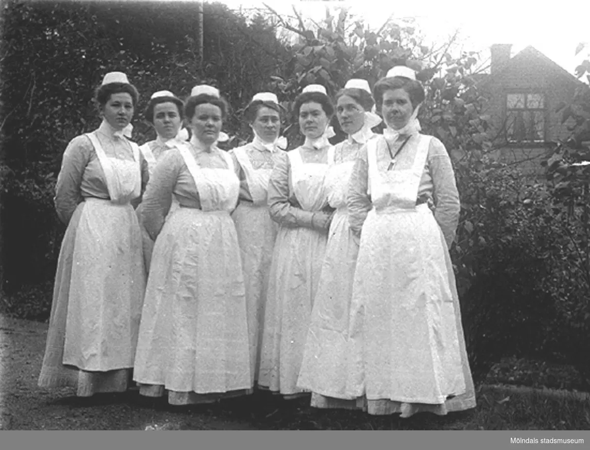 Sju elever vid elevkursens slut, sommaren 1909 utanför Mölndals sjukstuga.