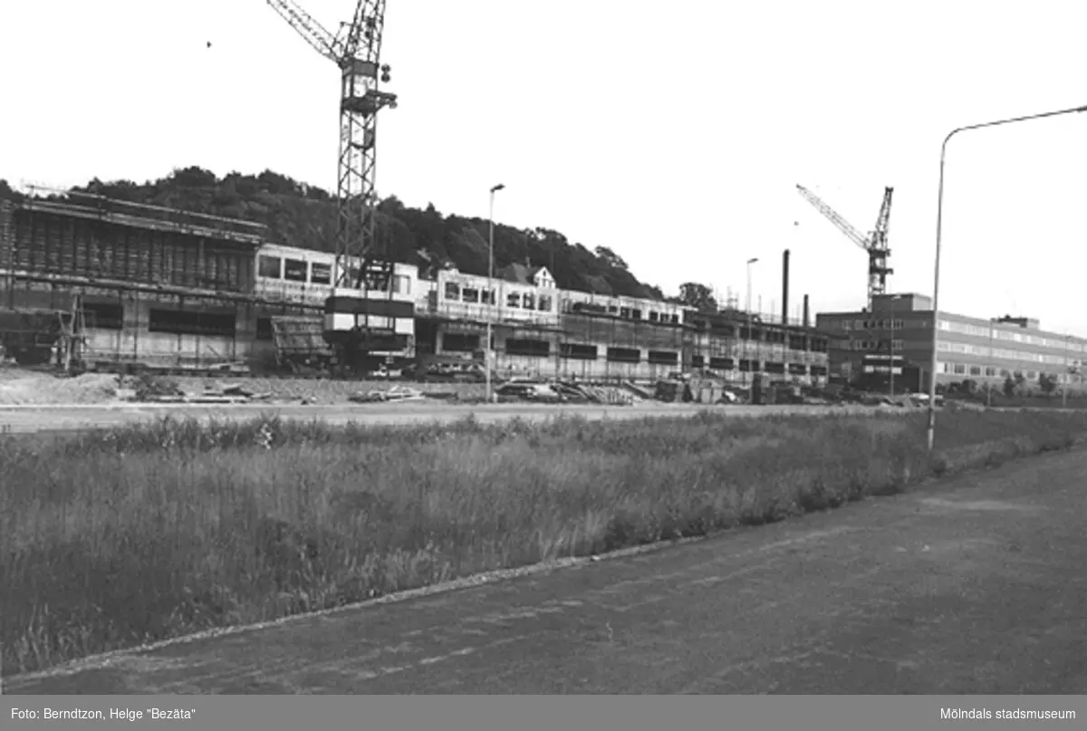 Byggandet av det nya polishuset på Torggatan 3. Till höger ligger Försäkringskassan på Torggatan 1A, cirka 1984.