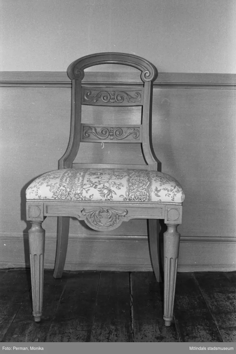 Antikvarisk storstädning på Gunnebo slott 1992. En stol som står vid en väggpanel.