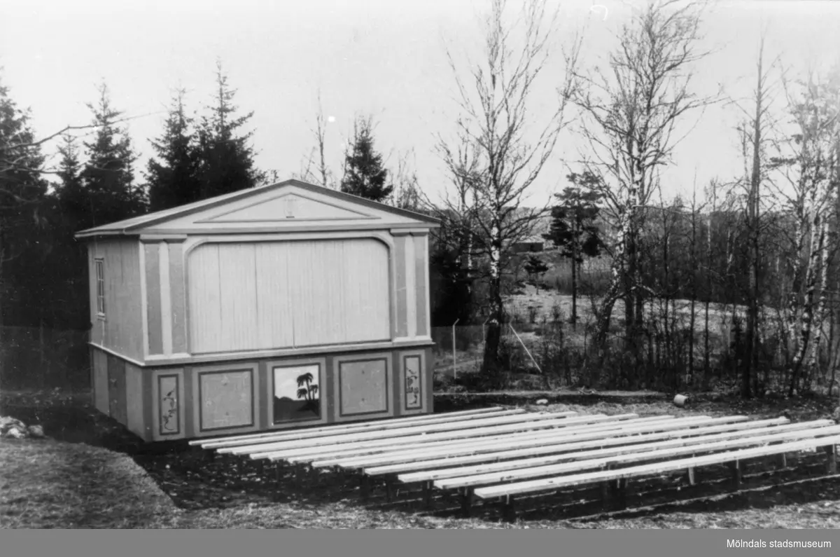 Friluftsteater med sittbänkar framför.
Folkets park i Kikås, 1940-talet.