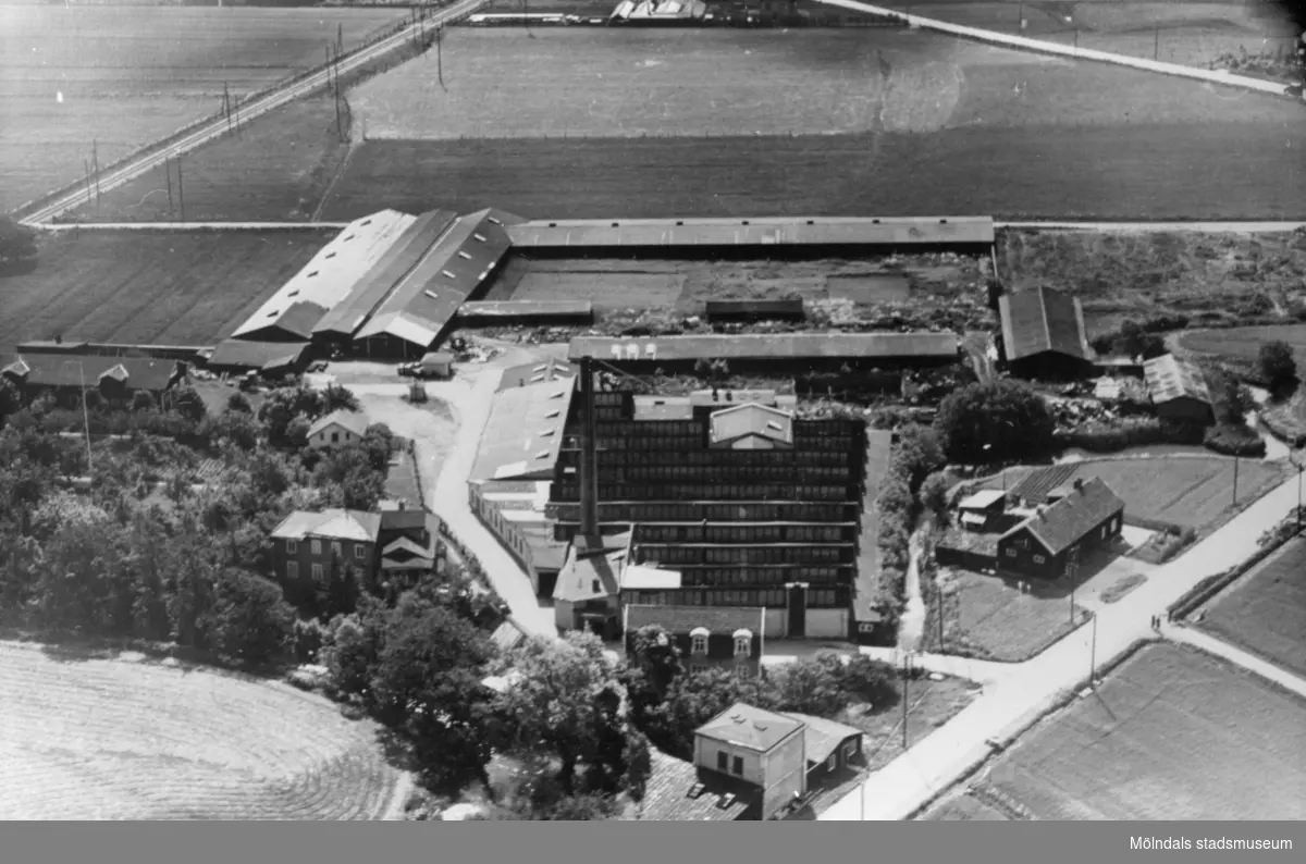 Flygfoto över Forsåkers fabriker, även kallad "Lompan", på Kungsbackavägen 19 (idag: Gamla Kungsbackavägen) i Forsåker, 1930-tal.