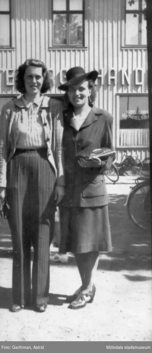 Astrid Garthmans väninna Karin Karlsson med sin vän vid Mölndalsbro Handelsbanken. 1930 till 40-tal