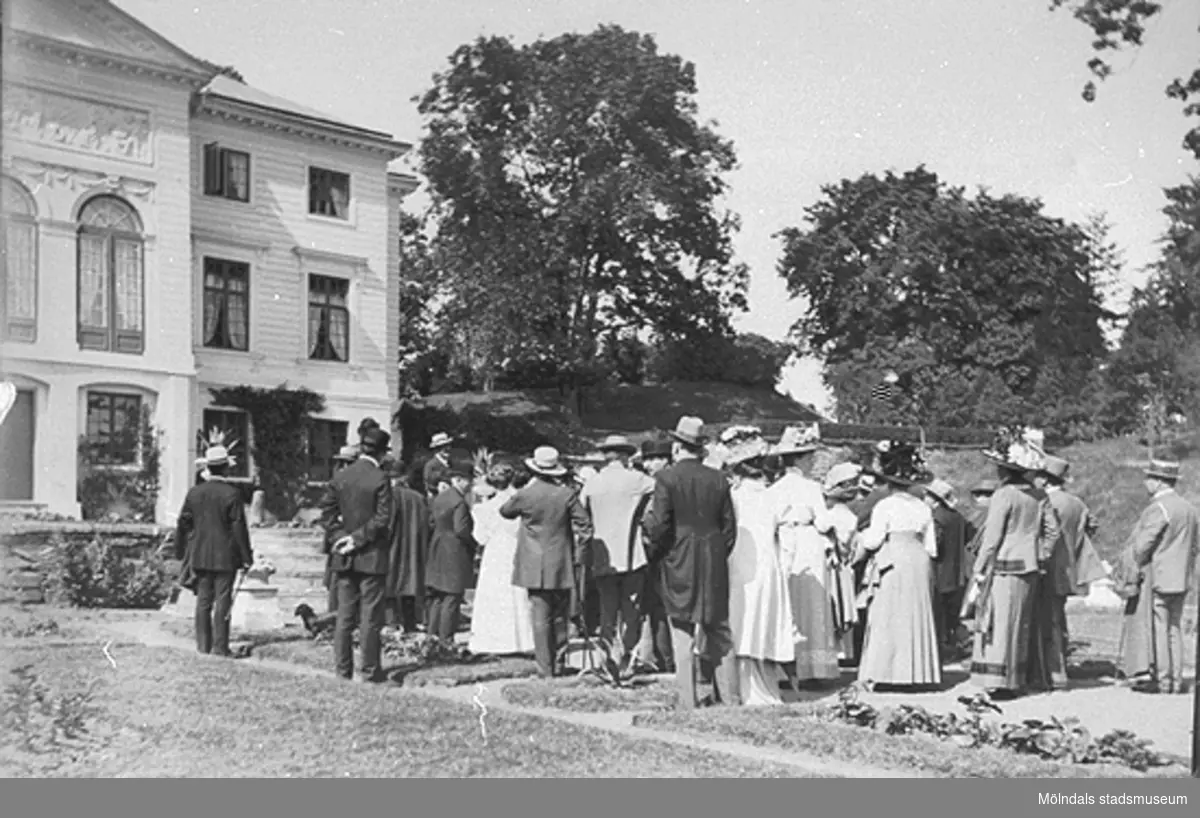 Svenska museimannaföreningen på Gunnebo den 16 juni 1911. Sällskapet är fotograferat i södra trädgården med Floras kulle och östra parterren i bak
grunden.