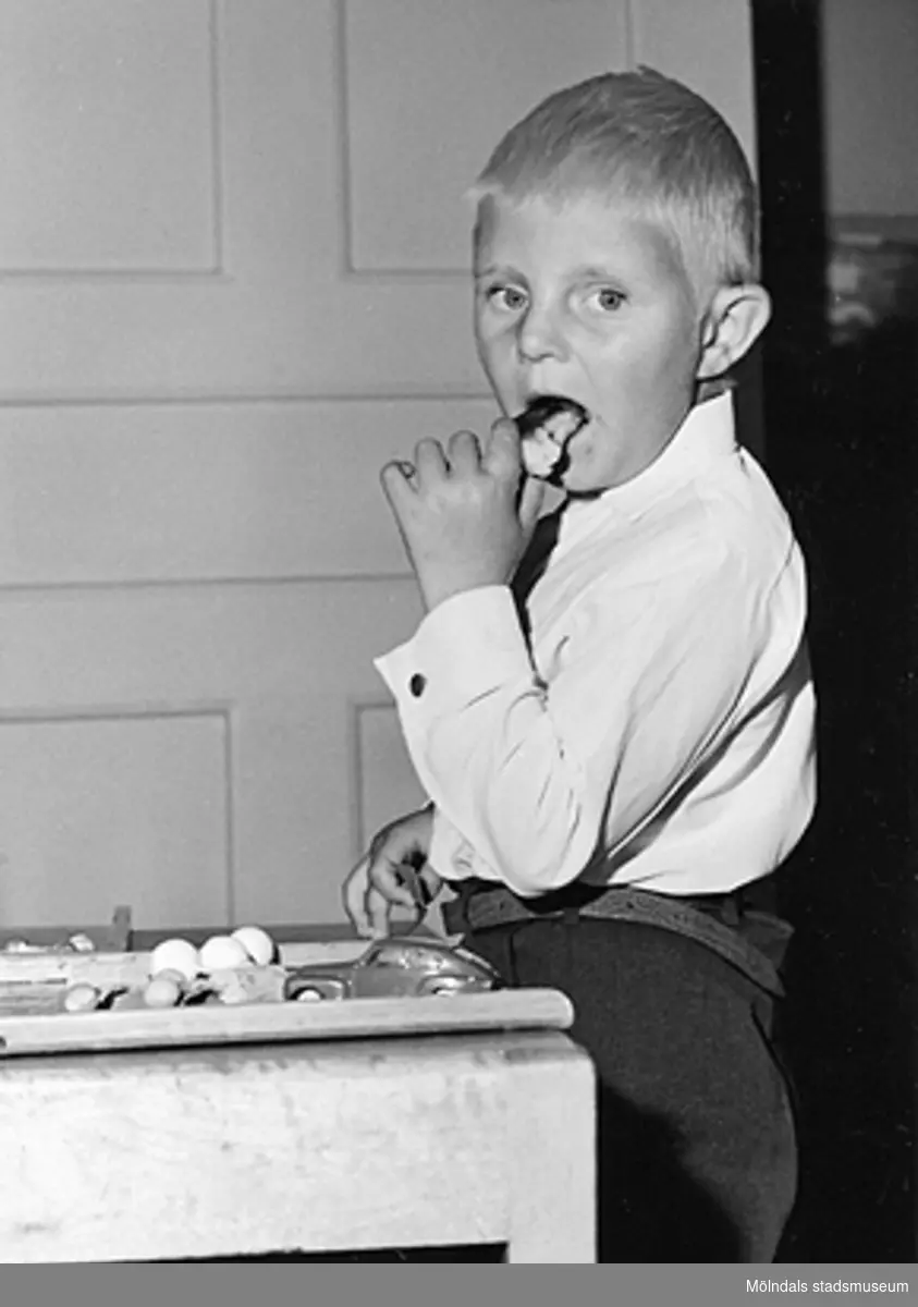 Pojke som leker med bilar. Holtermanska daghemmet 1953.