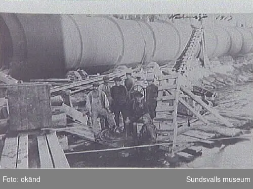 Dykaren Robert Selling vid rörledningsarbete, Nedansjö kraftstation, 1917.