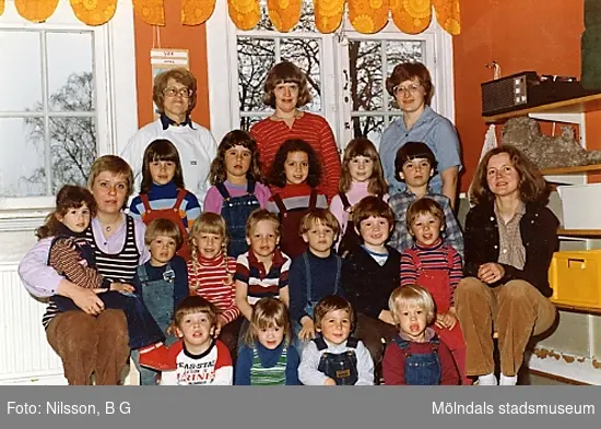 Fem fröknar och en grupp barn. Holtermanska daghemmet 1980.
