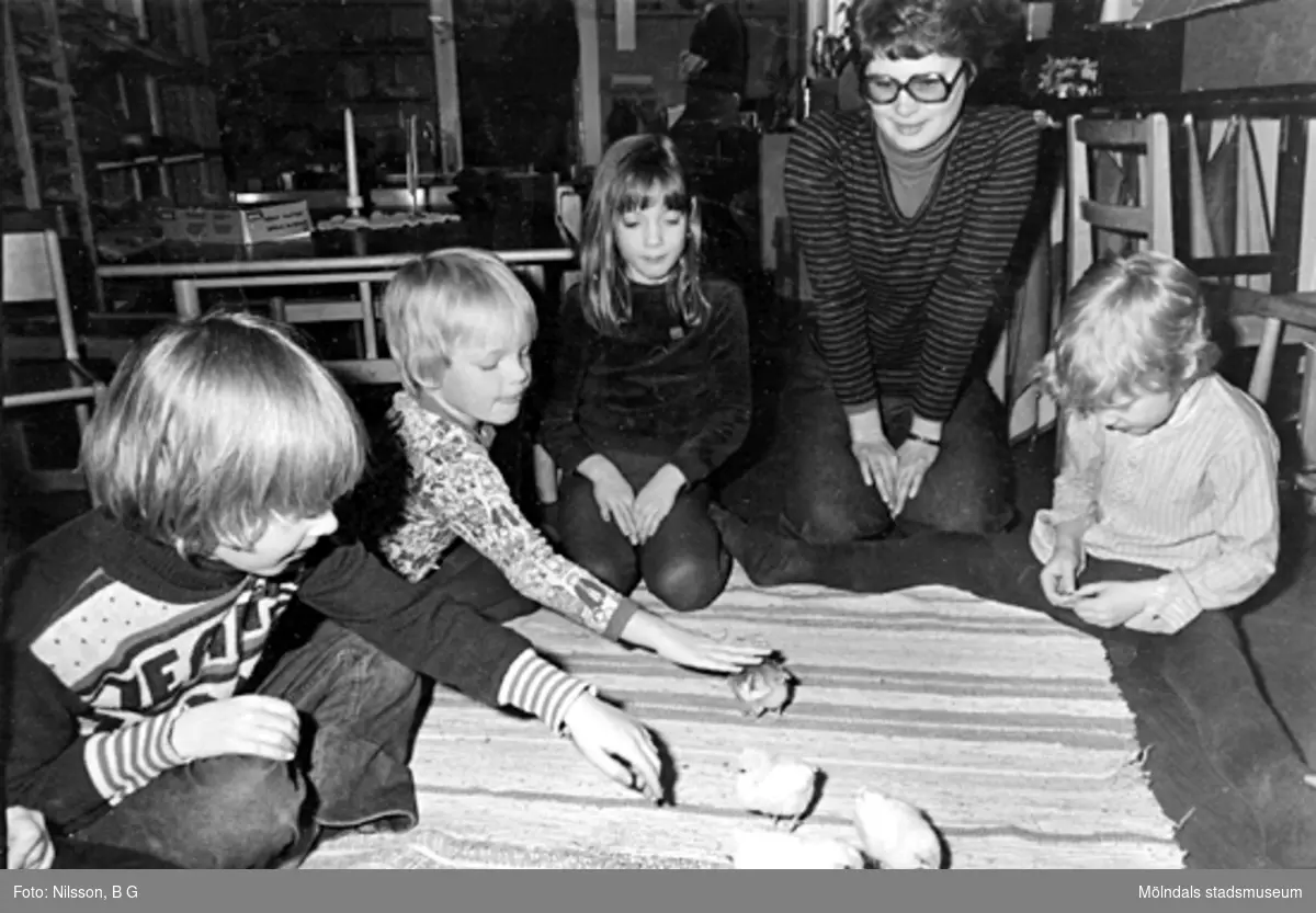 Några barn och en fröken som klappar kycklingar. Holtermanska daghemmet 1973.