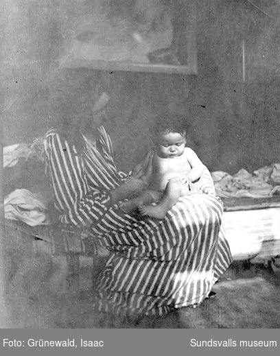 Sigrid Hjertén med sonen Iván Grünewald (f. 1911) i familjens bostad vid Kornhamnstorg, 1912.