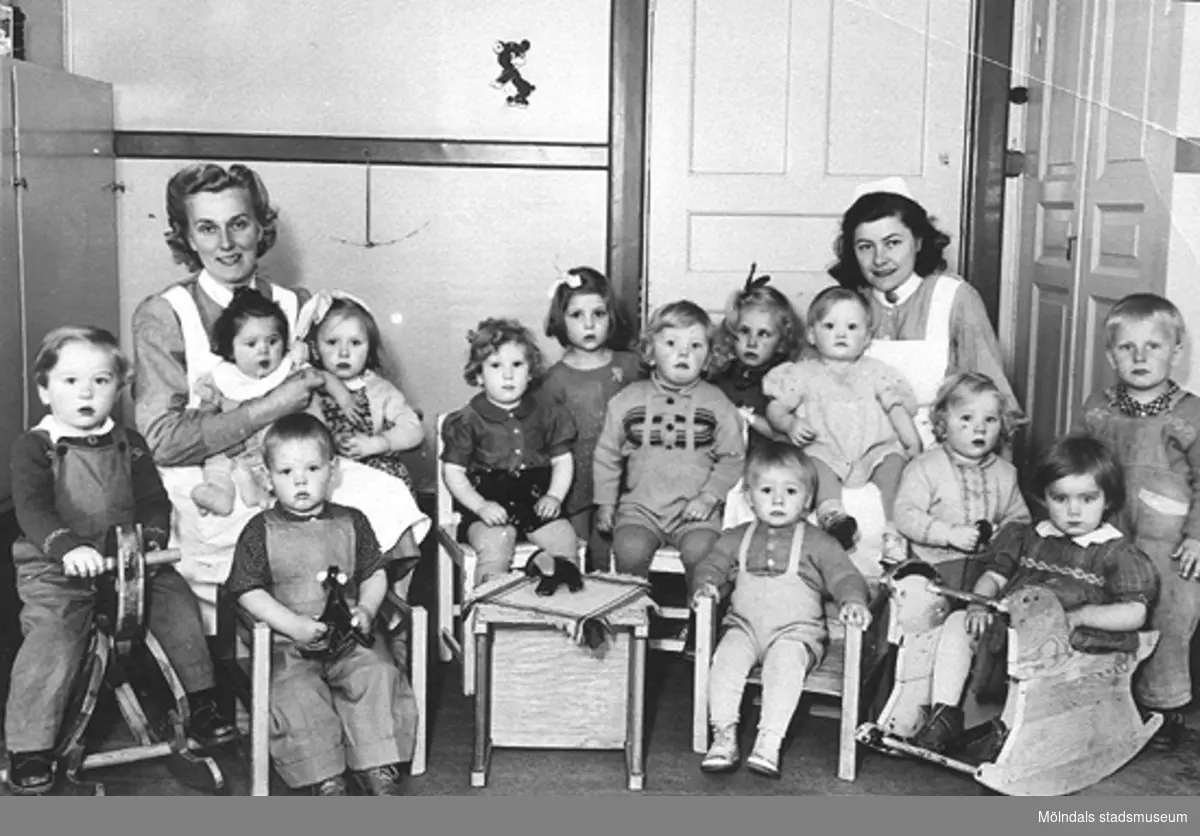 Grupporträtt på fröknar tillsammans med en grupp barn. Holtermanska daghemmet, 1940-tal.