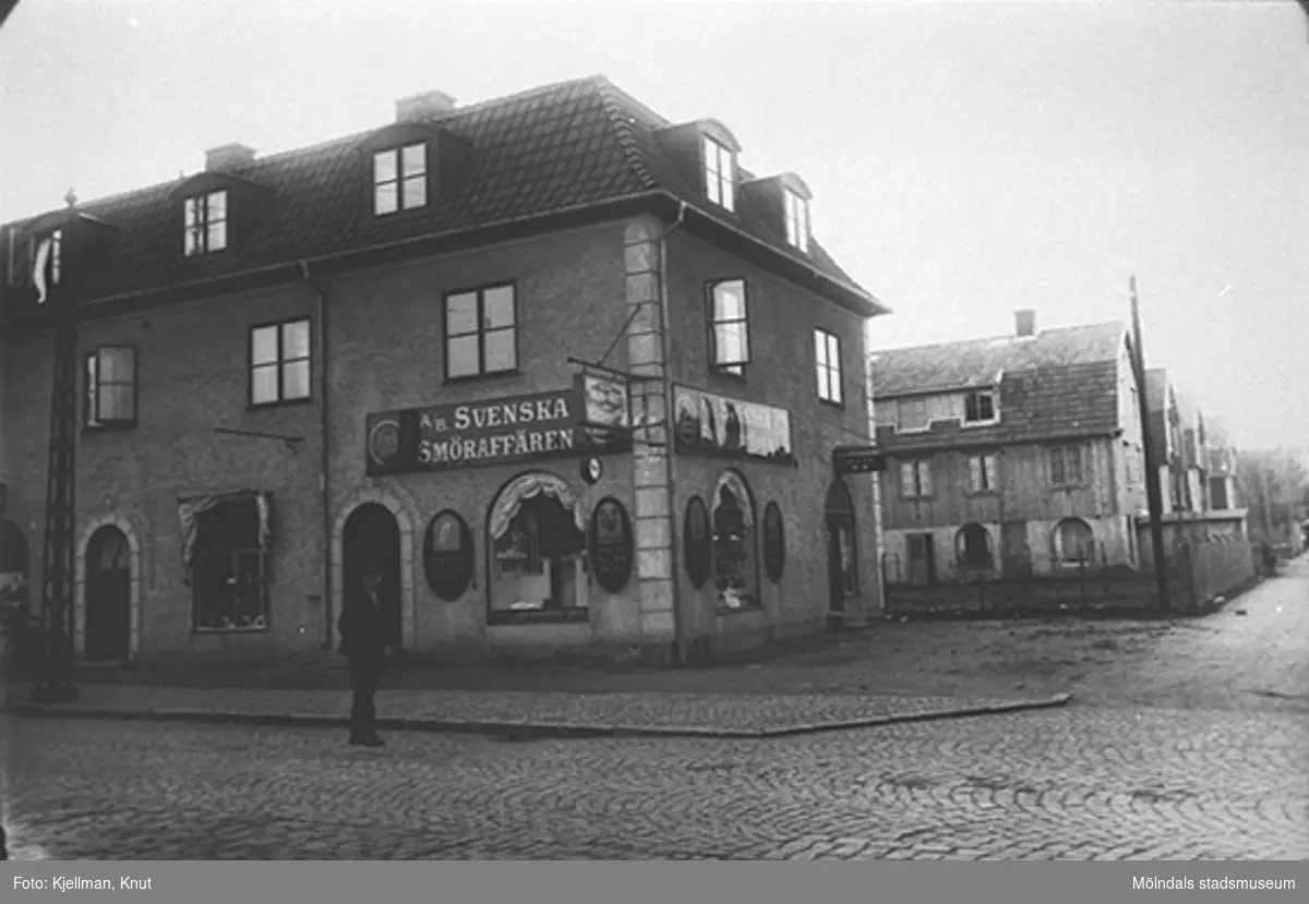 AB Svenska Smöraffären, i hörnet av Kungsbackavägen 4 – Lillgatan 1, där husen på Lillgatans södra sida ses, 1925–1930-tal. Byggt 1925, rivet 1973.