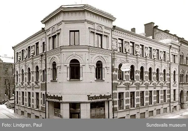 Tryckeribolagets lokal på Rådhusgatan 19 -Trädgårdsgatan 20. Sundsvalls-Posten utgavs härifrån från 1891 till 1961.
Exteriör och fasaddetaljer.