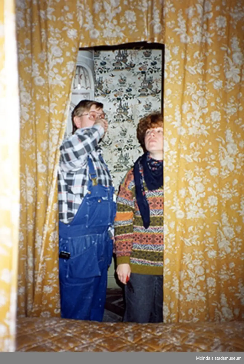 Alf Garthman och Ulla Hasselqvist i gästsängkammaren "Kinesen" (rum nr 47), cirka 1993.