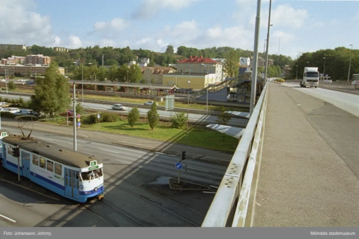 Mölndalsbro, järnvägsstationen och motorvägen (på norra sidan av bron). 4:ans spårvagn är på väg in under bron.