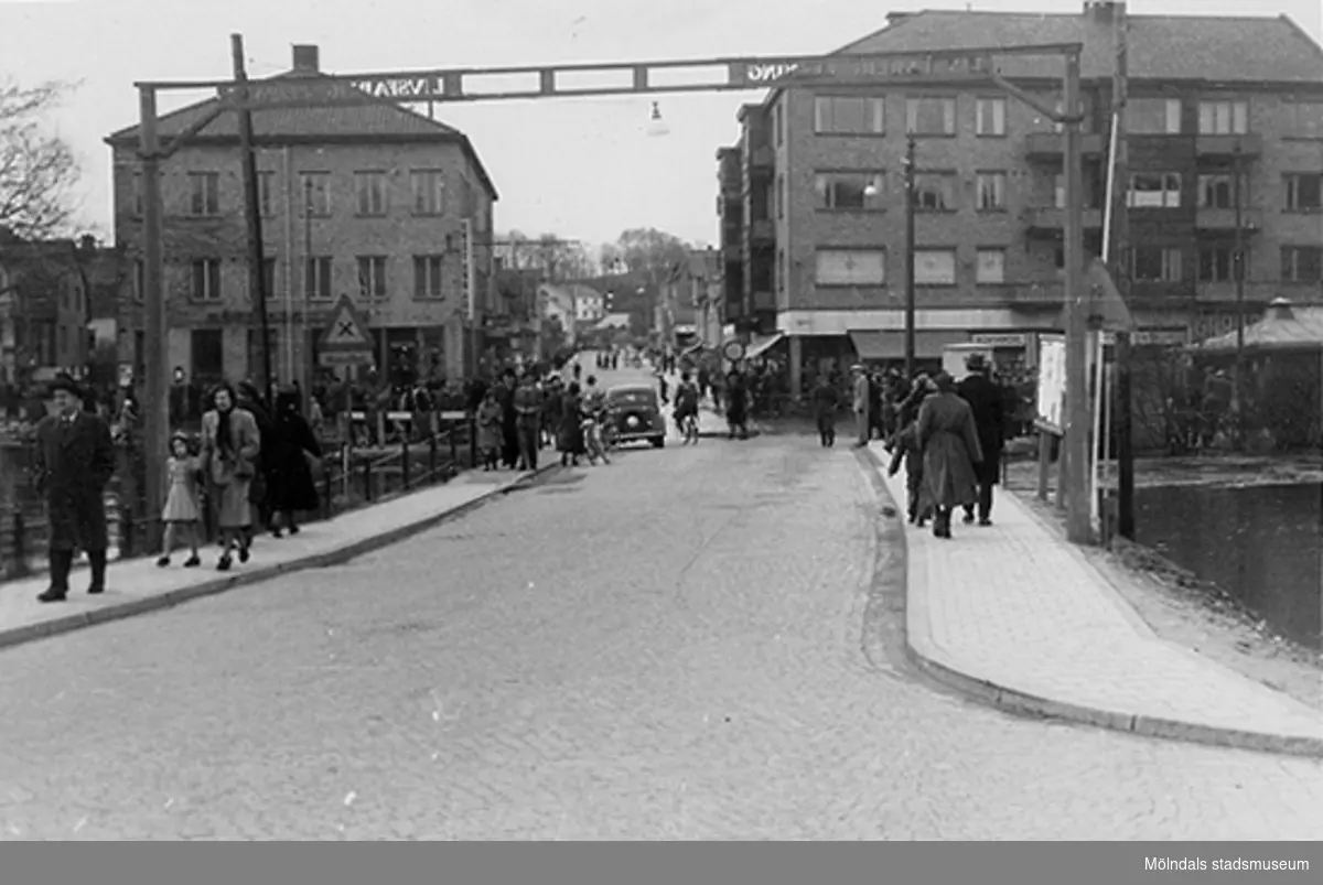 Vy från östra sidan av Mölndalsbro mot Frölundagatan, tidigt 1950-tal. Centrumhuset till höger i bild. I bakgrundens mitt ses Åbybergskullen.
