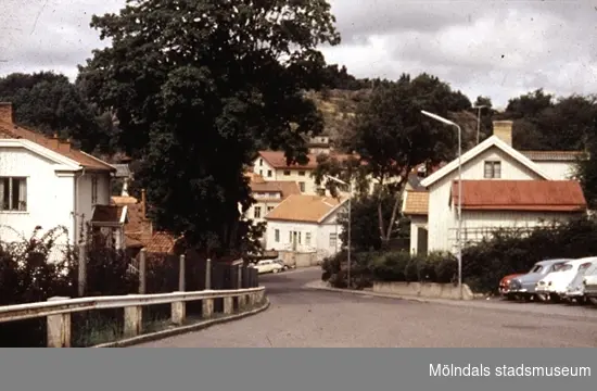 Vy från f.d sjukhuset/polishuset/Mölndals museum. Huset i bildens mitt är gamla Sveaborg, kvarnfallet 27, en gång kvarn, senare ombyggt till bostadshus. Det ligger vid Fiskeflöten och Forsebron.