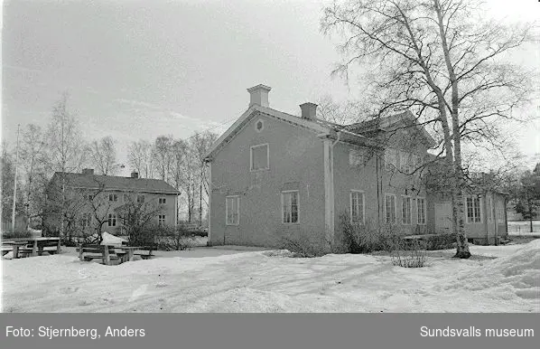 Stg3049M, Kubikenborgs industriområde inkl. herrgårdsmiljön.Bild 5: Ribbpanel samt vassmatta frilagda under putsen. Bild 21:  Kakelugn från 1920-talet.