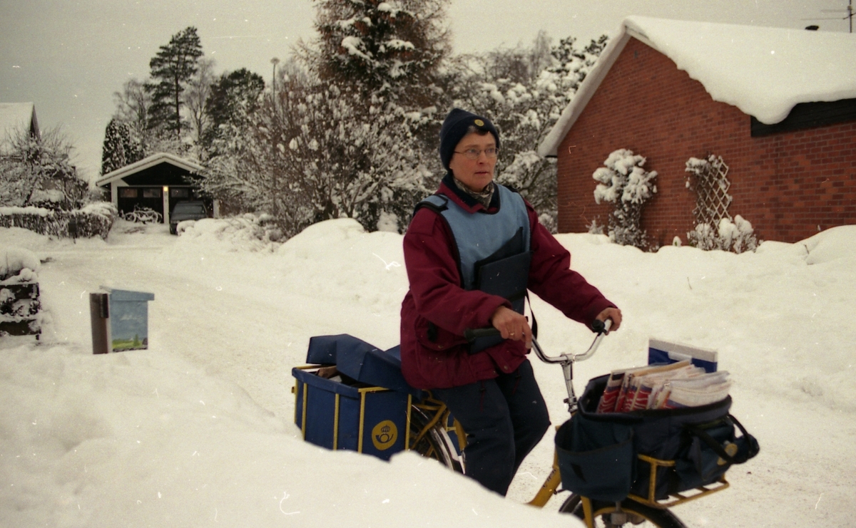 Cyklande brevbärare Elisabeth Ekvall på Radvägen i Knivsta.