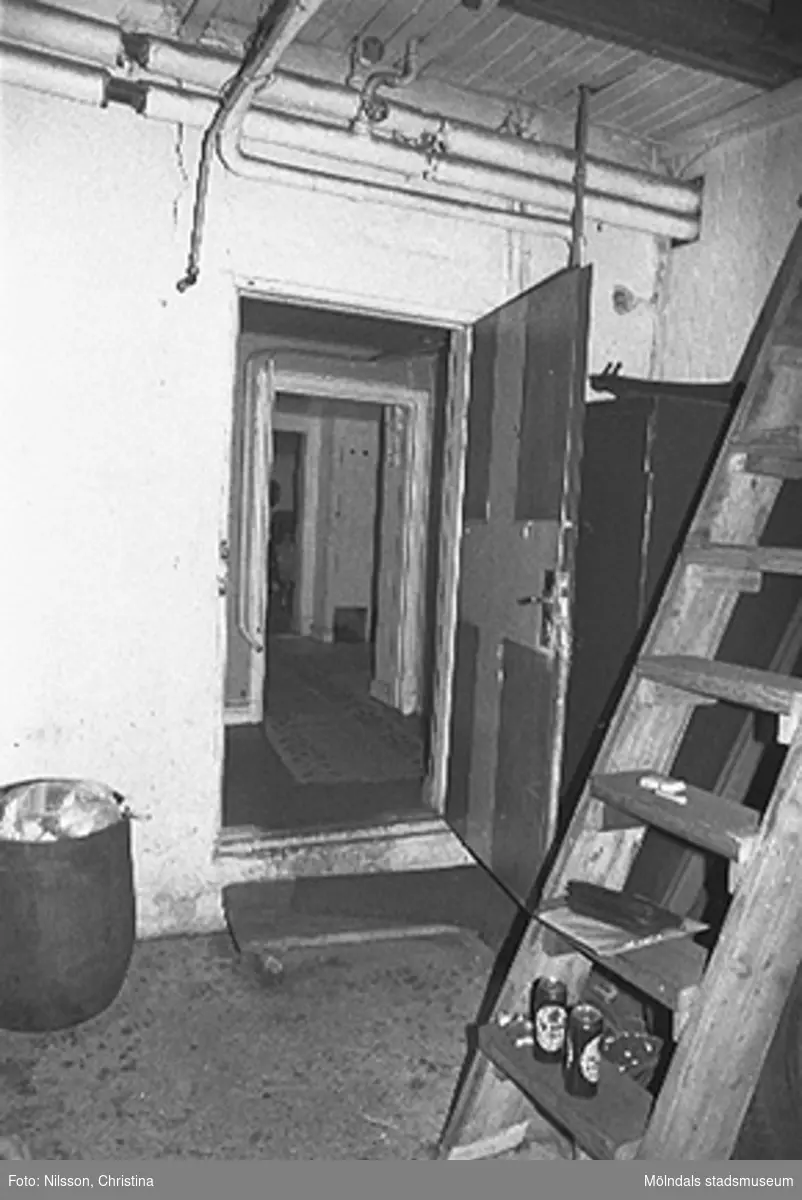 Kvarnfallet 31 i Grevedämmet, hösten 1994. Interiör i fabriksbyggnad. Byggnadsdetaljer: Dörr, stege, ledning i taket m.m.